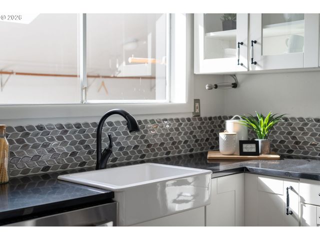 9039 N RICHMOND Ave, Portland, OR 97203