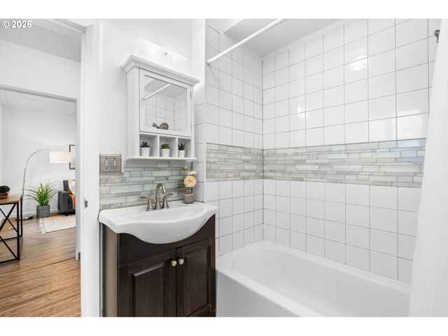 9039 N RICHMOND Ave, Portland, OR 97203