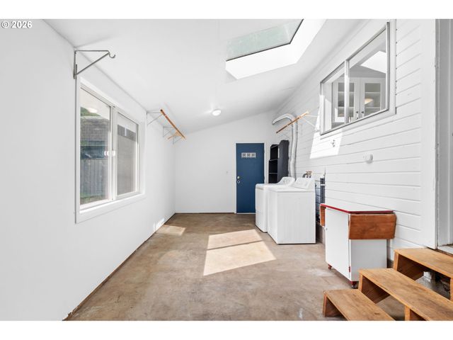 9039 N RICHMOND Ave, Portland, OR 97203