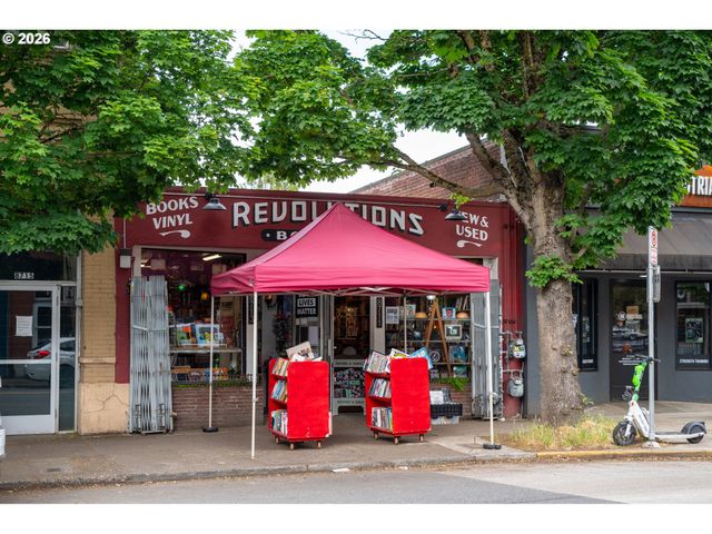9039 N RICHMOND Ave, Portland, OR 97203