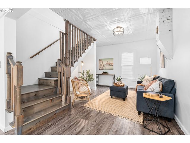 9039 N RICHMOND Ave, Portland, OR 97203