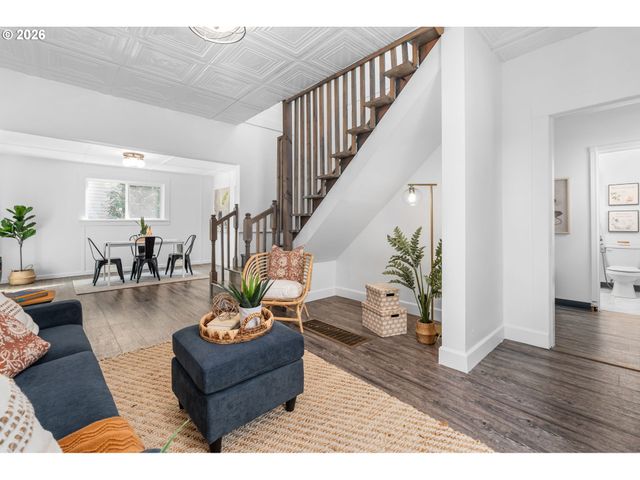 9039 N RICHMOND Ave, Portland, OR 97203