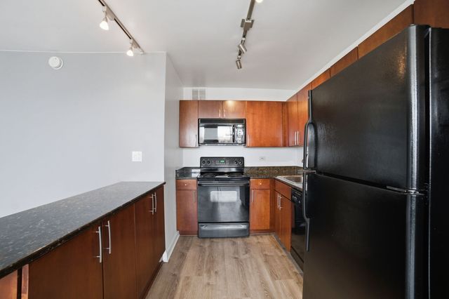 655 W IRVING PARK Road 1704, Chicago, IL 60613