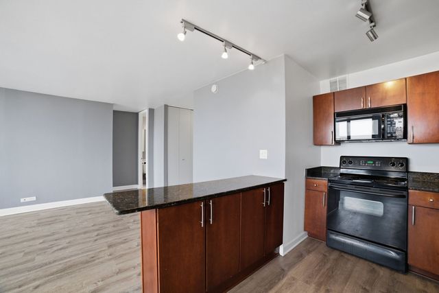 655 W IRVING PARK Road 1704, Chicago, IL 60613