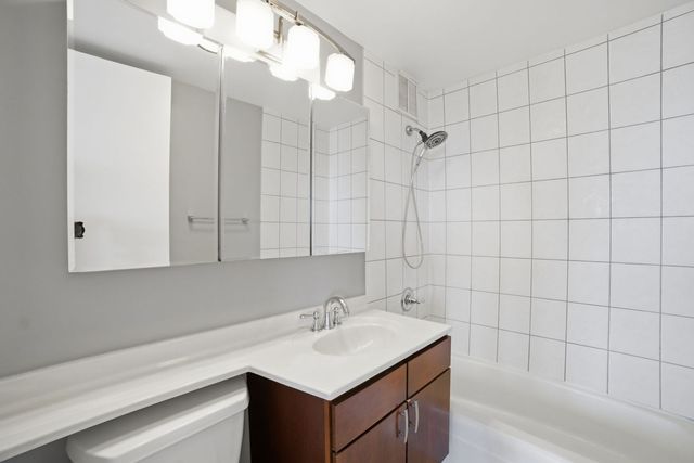 655 W IRVING PARK Road 1704, Chicago, IL 60613