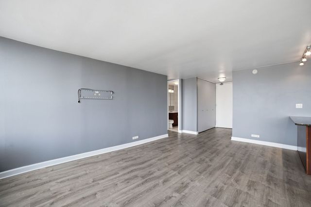 655 W IRVING PARK Road 1704, Chicago, IL 60613