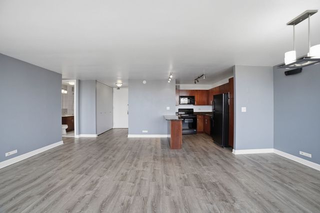 655 W IRVING PARK Road 1704, Chicago, IL 60613