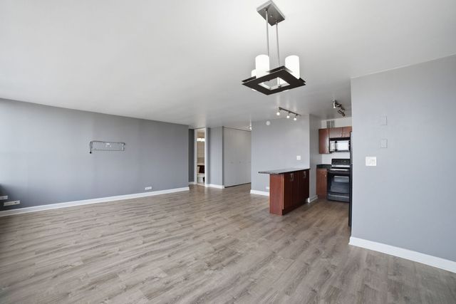 655 W IRVING PARK Road 1704, Chicago, IL 60613