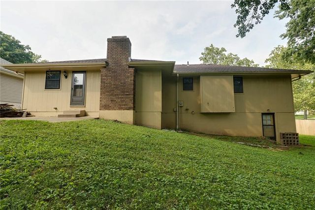1104 SW MIC-O-SAY Drive, Blue Springs, MO 64015