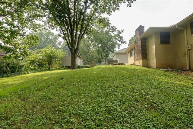 1104 SW MIC-O-SAY Drive, Blue Springs, MO 64015