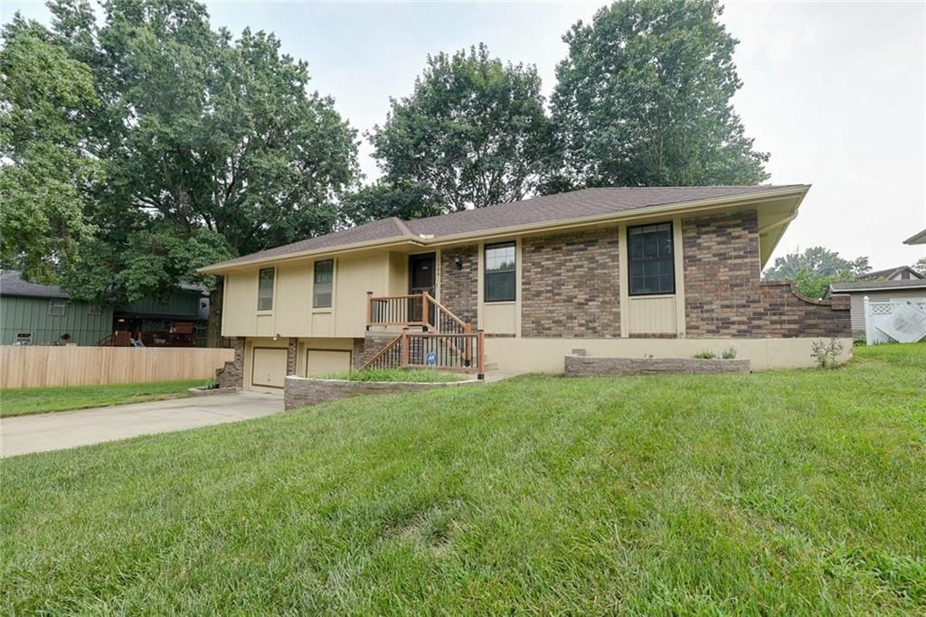 1104 SW MIC-O-SAY Drive, Blue Springs, MO 64015