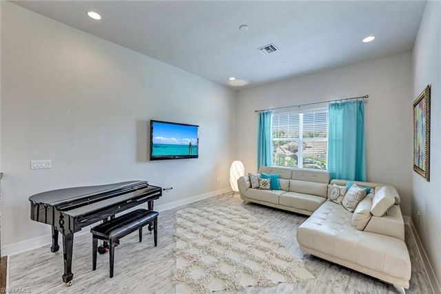 6582 Monterey PT, Naples, FL 34105