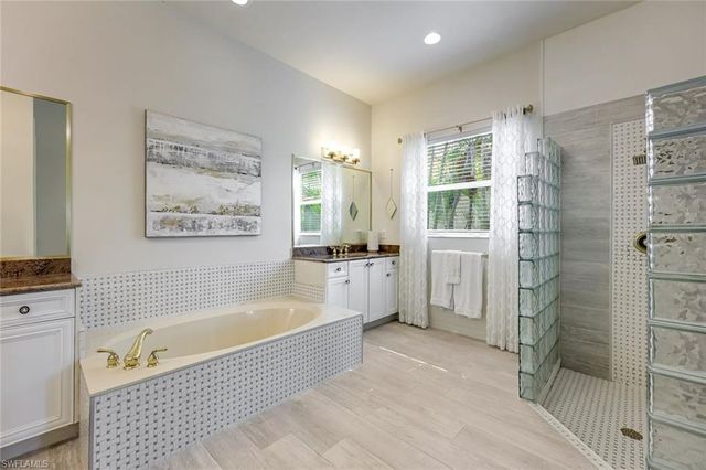 6582 Monterey PT, Naples, FL 34105