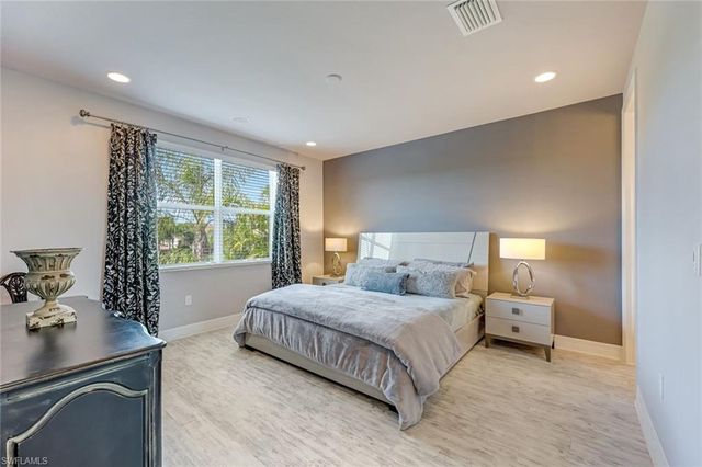 6582 Monterey PT, Naples, FL 34105