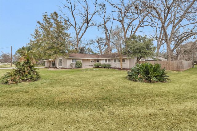 215 Neal Road, Wharton, TX 77488