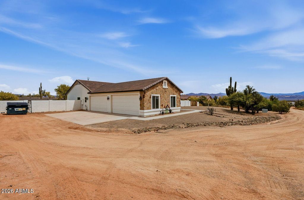 Image 2 of property listing at 15724 E Cavedale Drive, Scottsdale, AZ 85262