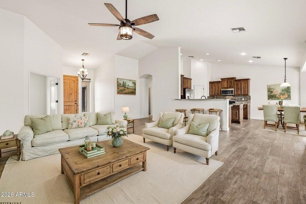 Image 8 of property listing at 15724 E Cavedale Drive, Scottsdale, AZ 85262