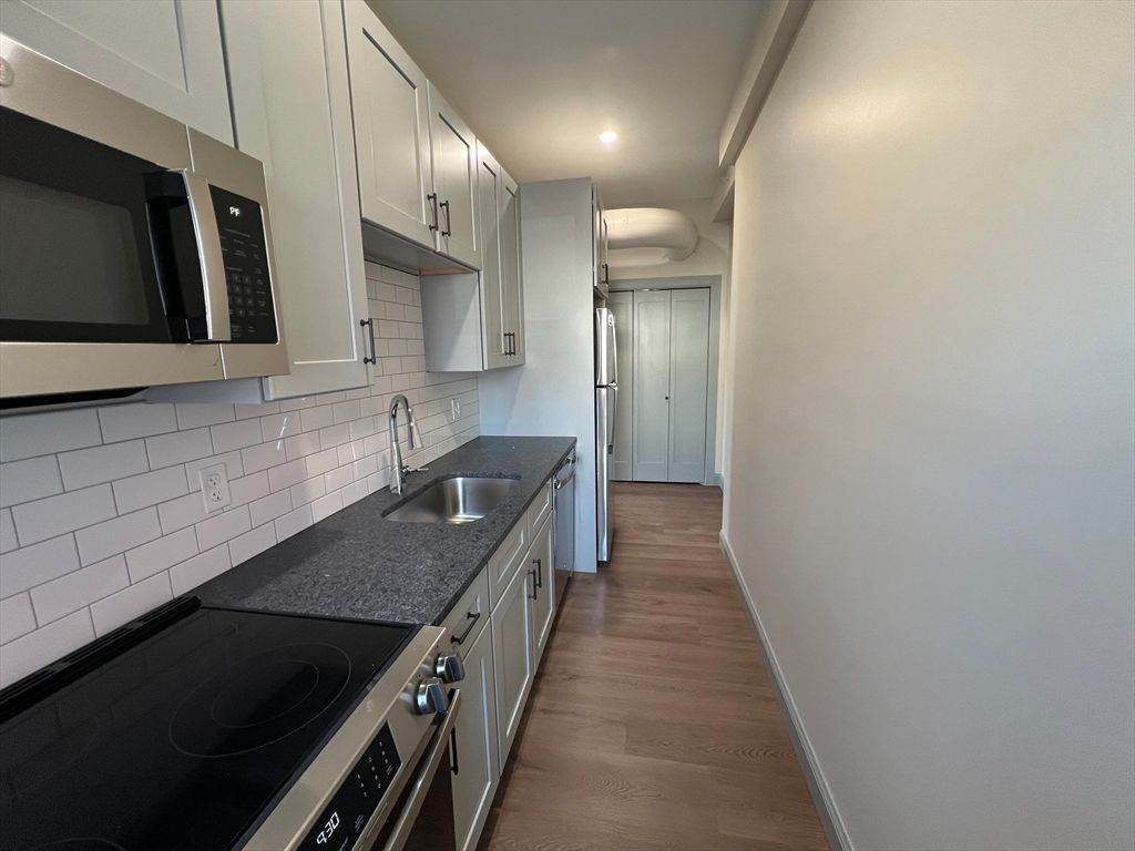 160 Seabury St 8, Fall River, MA 02720