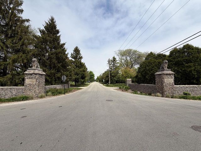 9385 N Lake DRIVE, Milwaukee, WI 53217