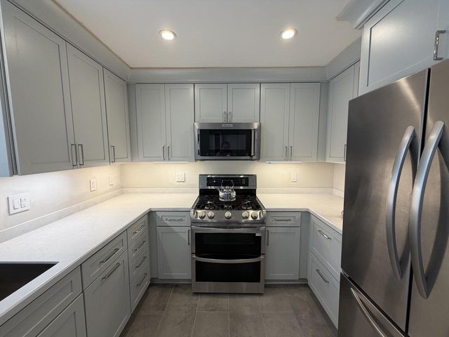 9385 N Lake DRIVE, Milwaukee, WI 53217