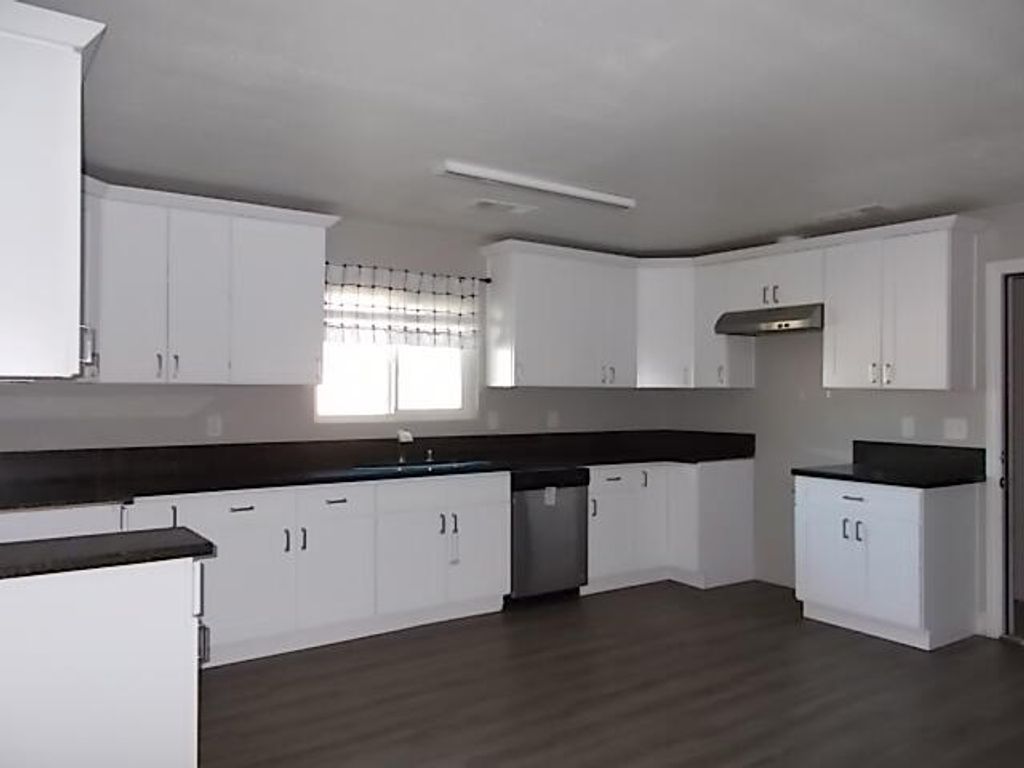 Image 2 of property listing at 11557 4th Place, Hanford, CA 93230