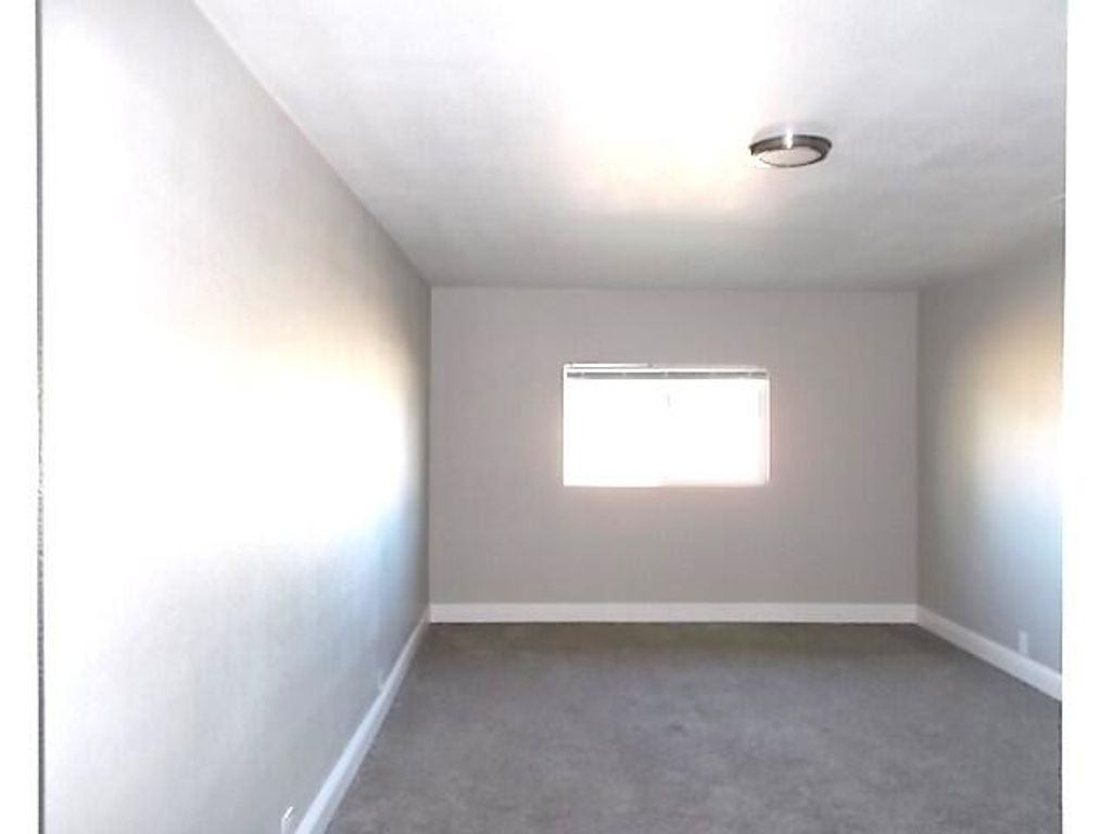 Image 6 of property listing at 11557 4th Place, Hanford, CA 93230