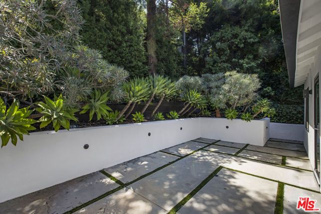 2425 Rinconia Drive, Los Angeles, CA 90068