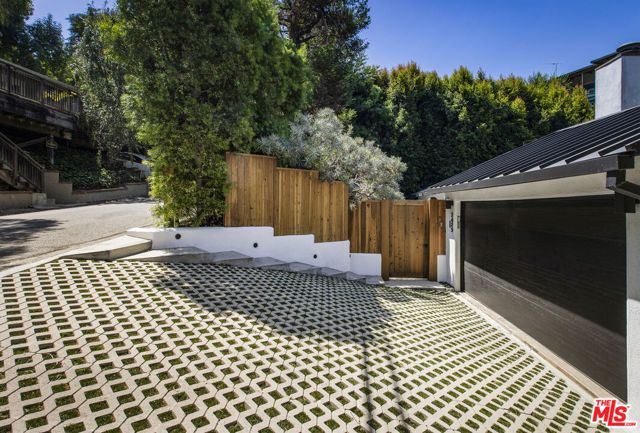 2425 Rinconia Drive, Los Angeles, CA 90068