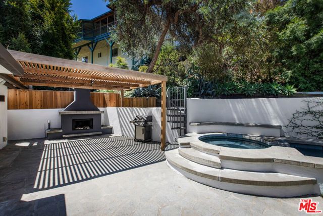 2425 Rinconia Drive, Los Angeles, CA 90068