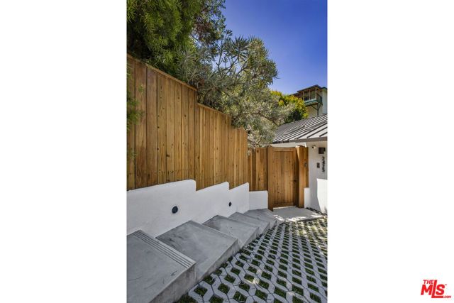 2425 Rinconia Drive, Los Angeles, CA 90068
