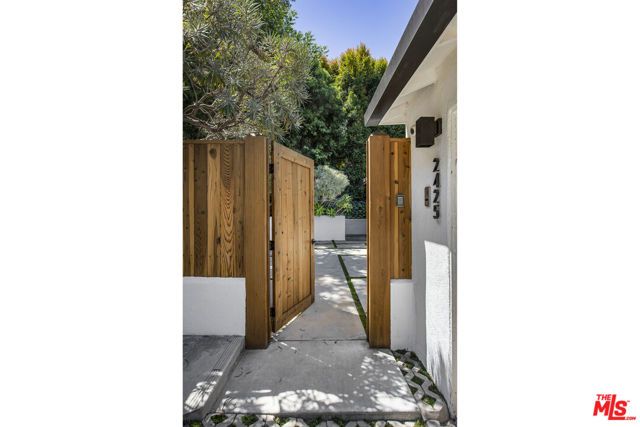 2425 Rinconia Drive, Los Angeles, CA 90068