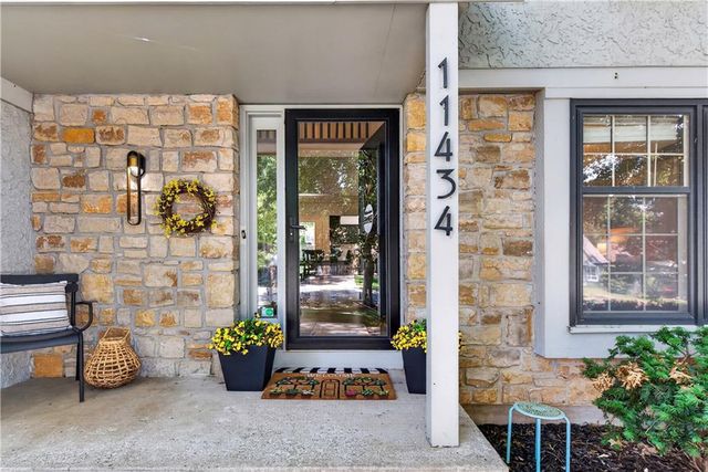 11434 Grant Drive, Overland Park, KS 66210