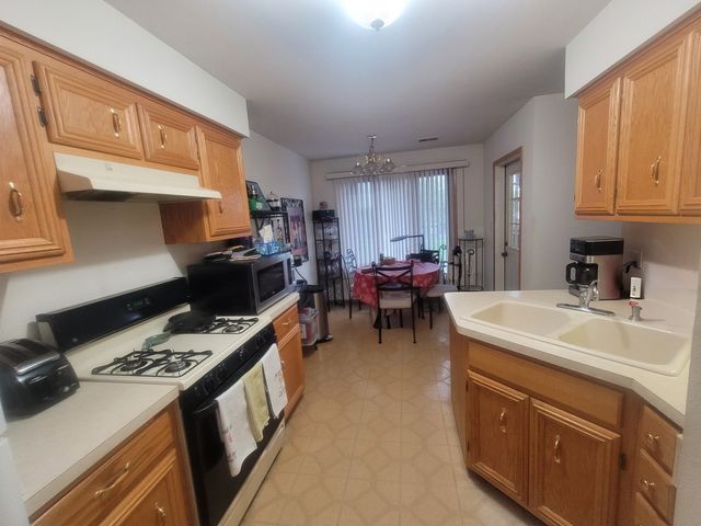 5025 139th Place 512, Crestwood, IL 60418