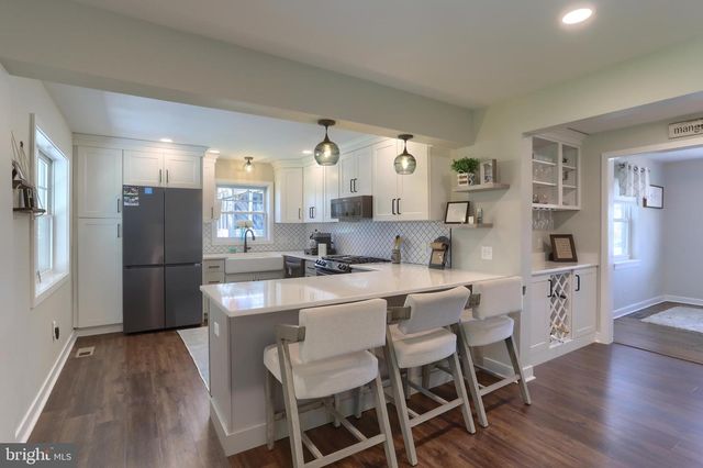 128 W AREBA AVE, Hershey, PA 17033