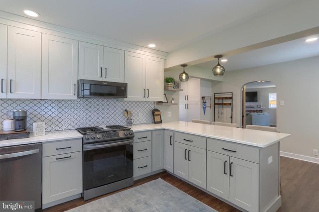 128 W AREBA AVE, Hershey, PA 17033