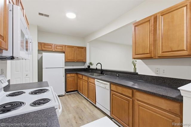 1804 Flagstone Circle, Rochester, MI 48307