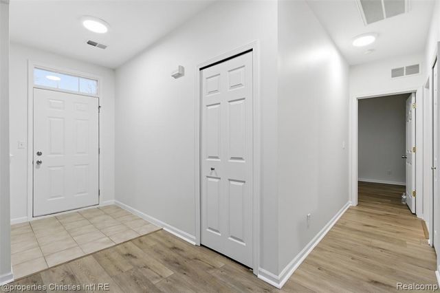 1804 Flagstone Circle, Rochester, MI 48307