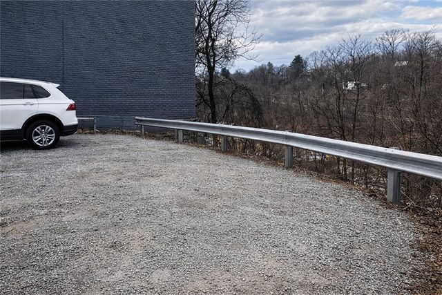 1320 Pioneer Ave, Brookline, PA 15226