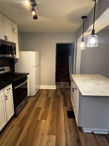 1320 Pioneer Ave, Brookline, PA 15226