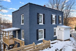 1320 Pioneer Ave, Brookline, PA 15226