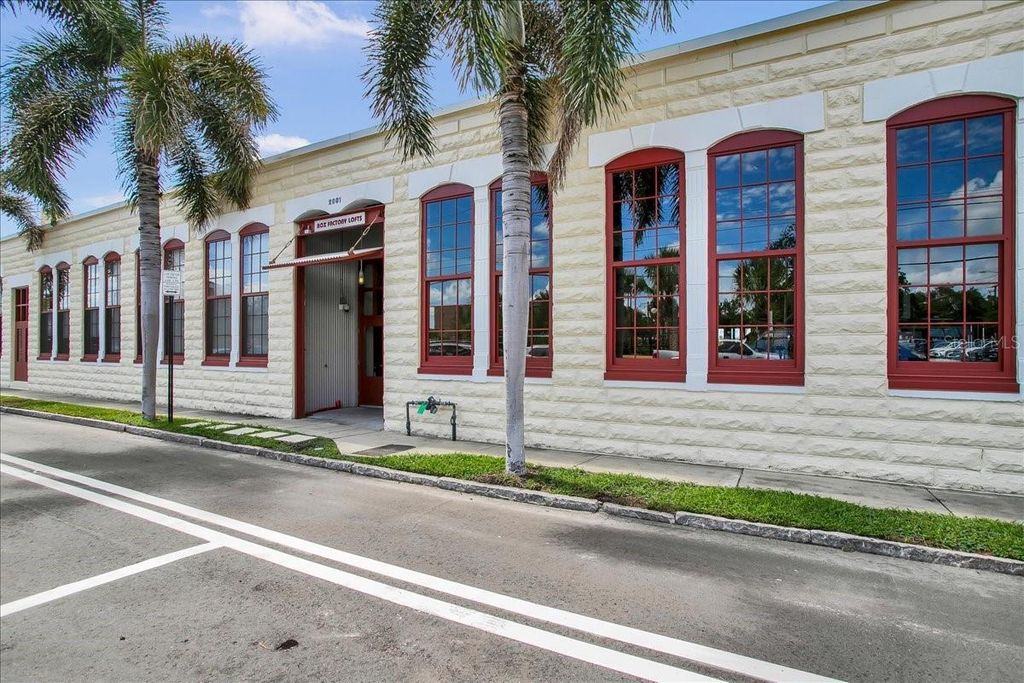 Image 2 of property listing at 2001 E 2ND AVENUE 24, Tampa, FL 33605