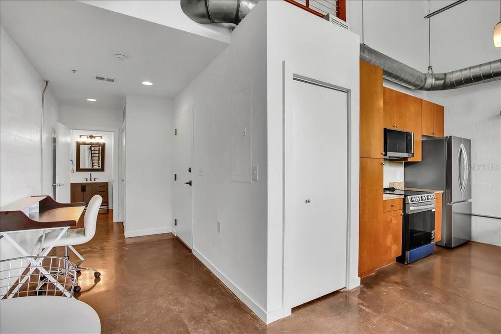 Image 5 of property listing at 2001 E 2ND AVENUE 24, Tampa, FL 33605