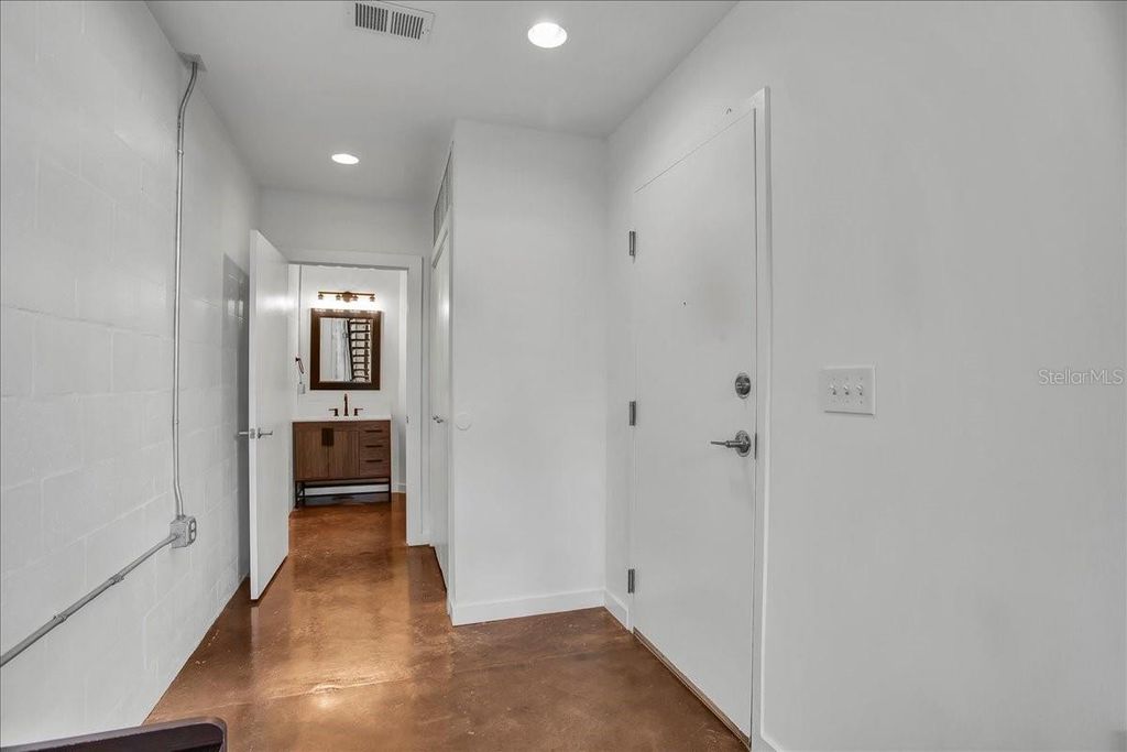 Image 6 of property listing at 2001 E 2ND AVENUE 24, Tampa, FL 33605