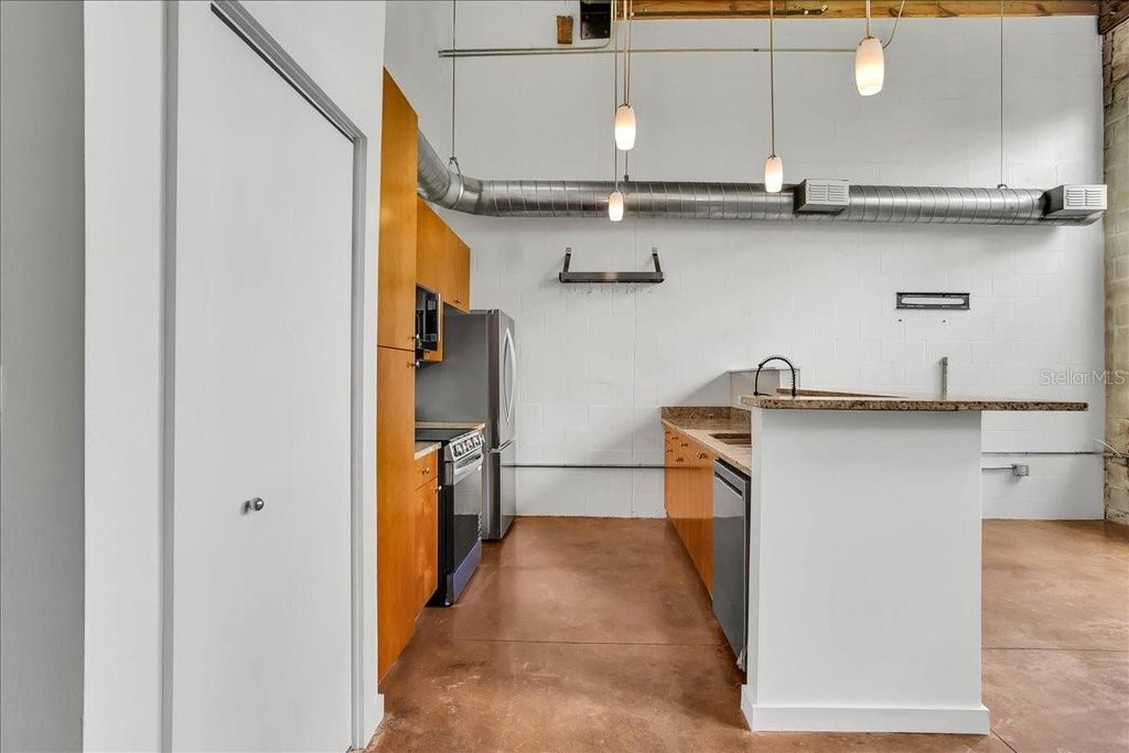 Image 10 of property listing at 2001 E 2ND AVENUE 24, Tampa, FL 33605