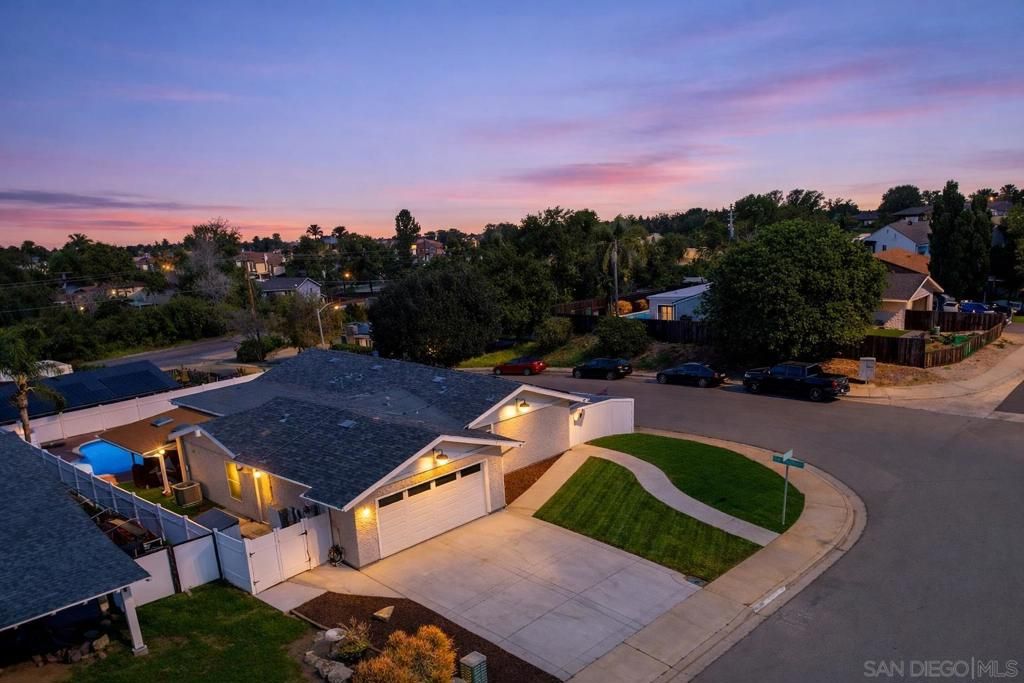 Image 2 of property listing at 1217 Juliette Place, Fallbrook, CA 92028