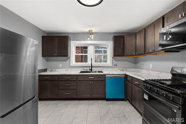 3500 Central Place, Beverly Hills, MO 63121