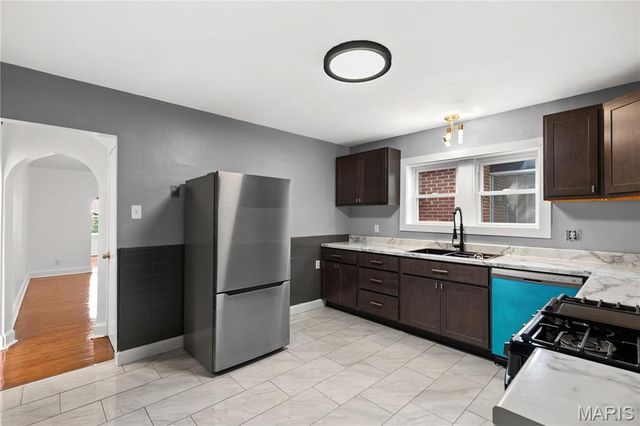 3500 Central Place, Beverly Hills, MO 63121