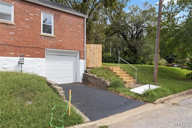 3500 Central Place, Beverly Hills, MO 63121