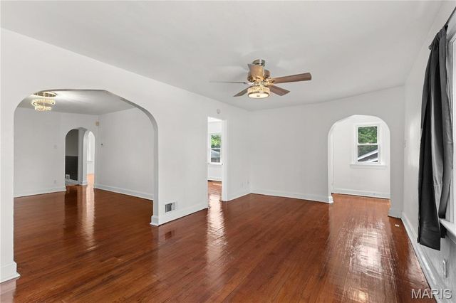 3500 Central Place, Beverly Hills, MO 63121