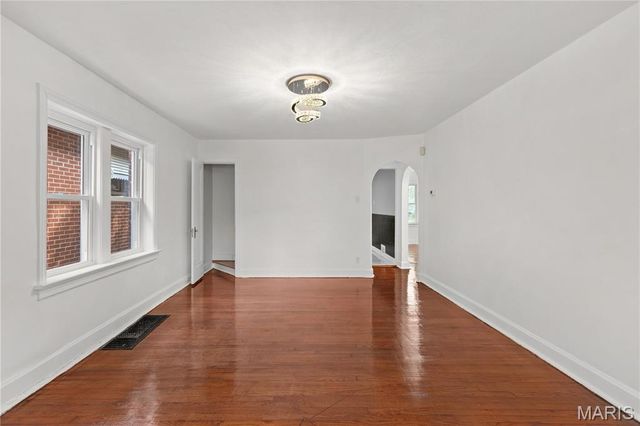 3500 Central Place, Beverly Hills, MO 63121